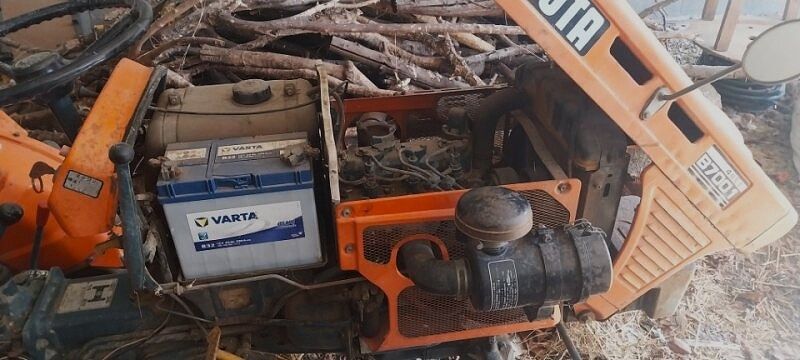 Vendo Trator Kubota B7001 e alfaias