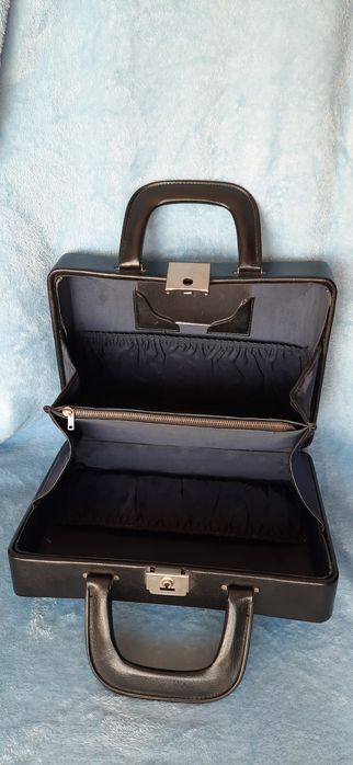 Вінтажний ,натуральна шкіра чемоданчик .