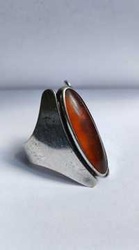 Srebrny modernistyczny pierścionek Fischland z bursztynem