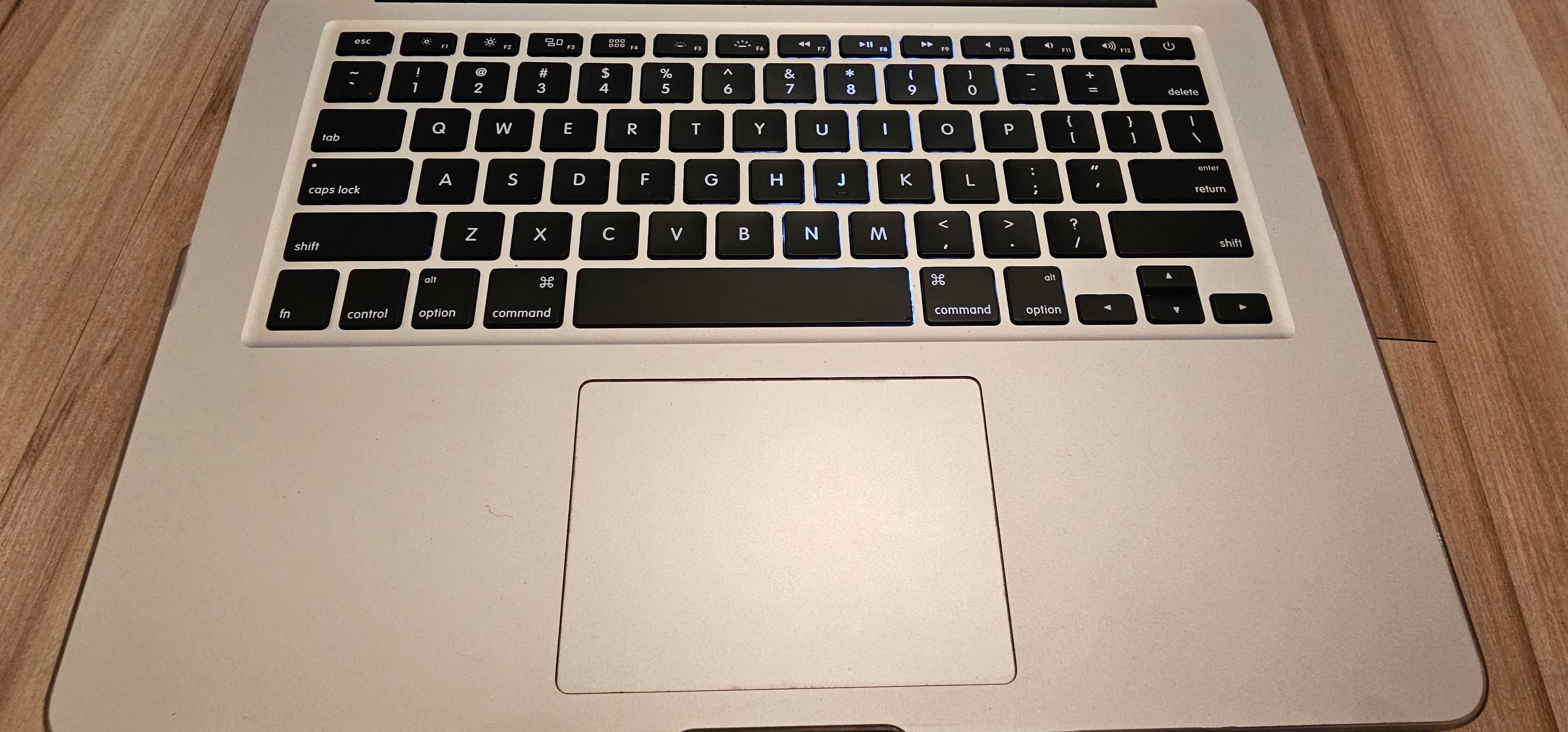 Apple MacBook air i5/2x1,80Ghz/8/120ssD/macOSCatalina/WiFi/Bluetooth