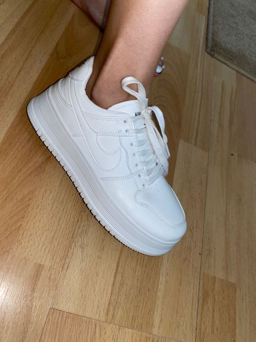 Кросівки жіноче взуття