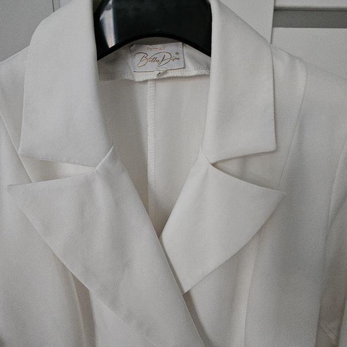 Elegancka sukienka damska zakietowa że złotymi ozdobami, rozmiar 40