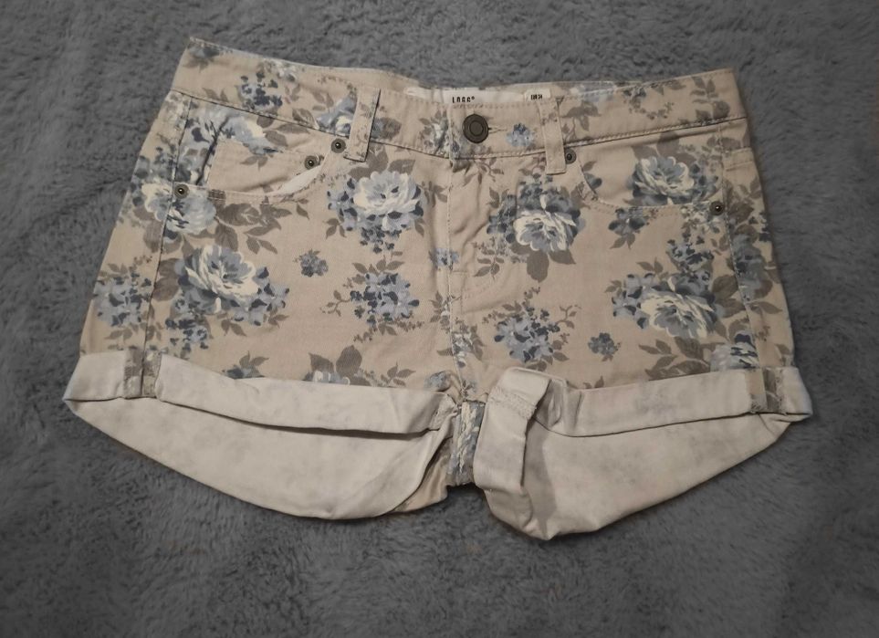 Białe szorty w niebieskie kwiatki – H&M – rozmiar 34
