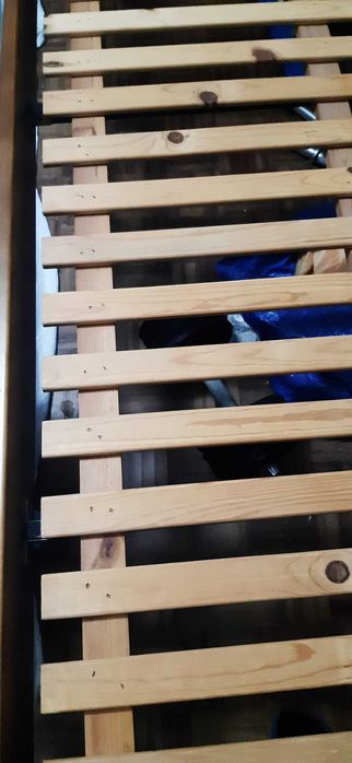 Cama individual em madeira maciça com estrado incluído