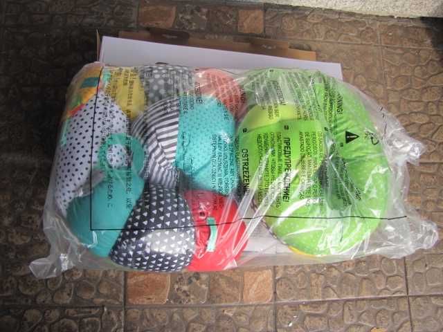 Poduszka podtrzymująca dla noworodków i dzieci z zabawkami