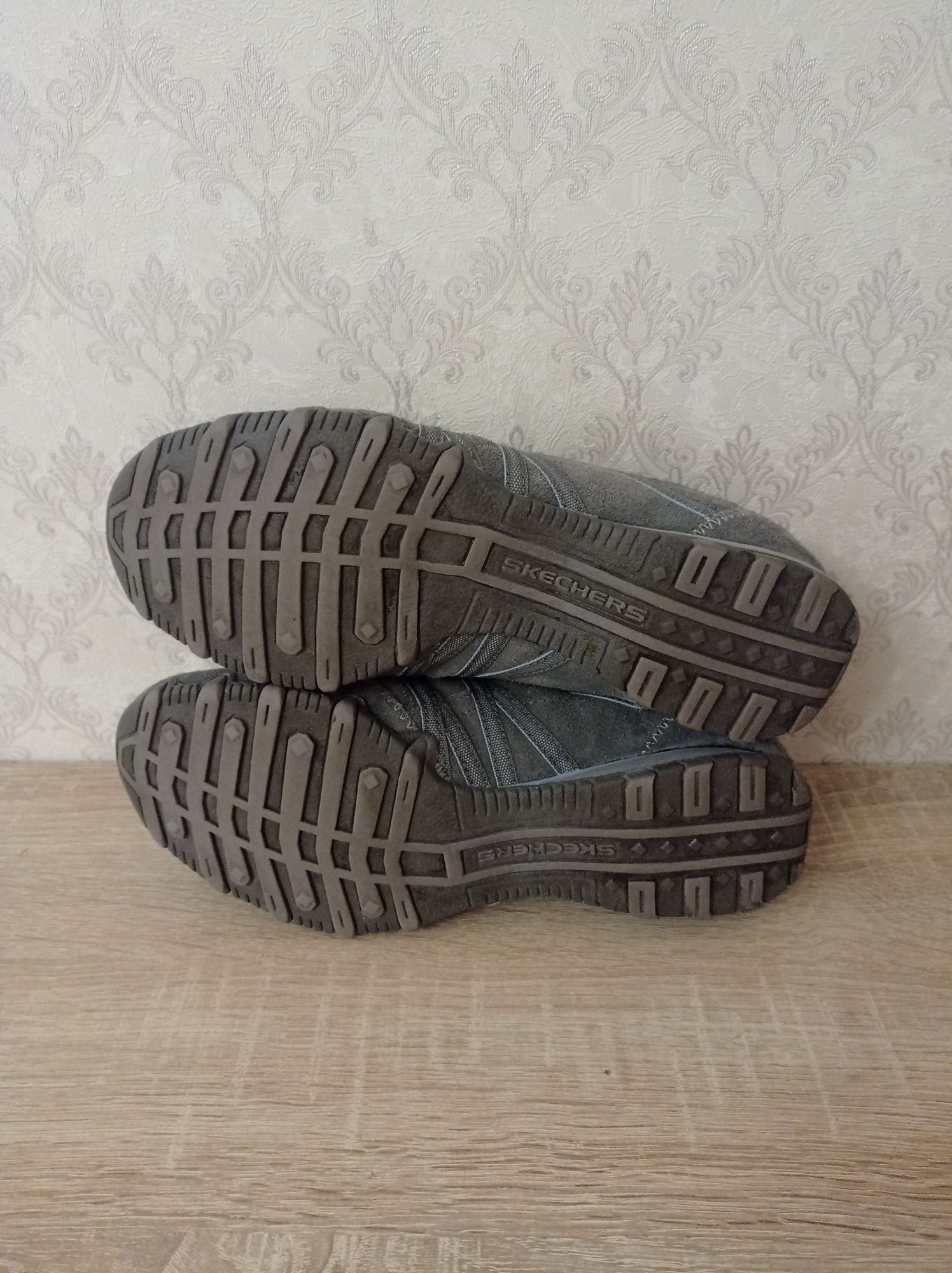 Кроссовки кожаные женские Skechers р.39, б\у