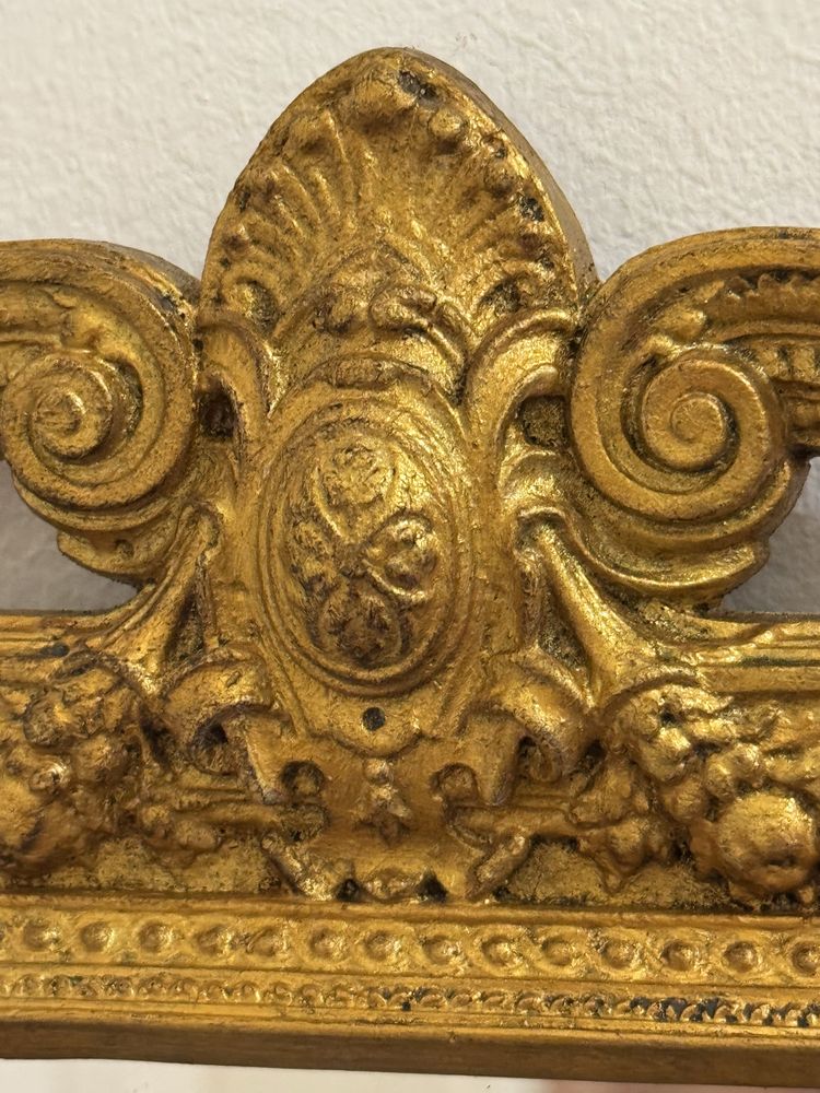 Pequeno espelho dourado antigo