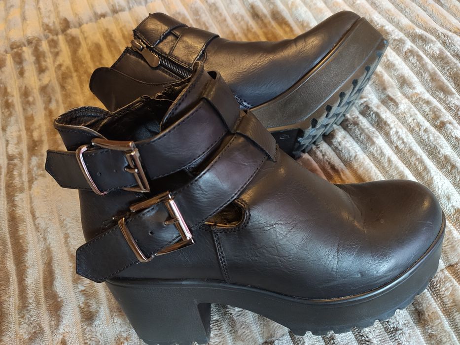 Botins pretos com salto