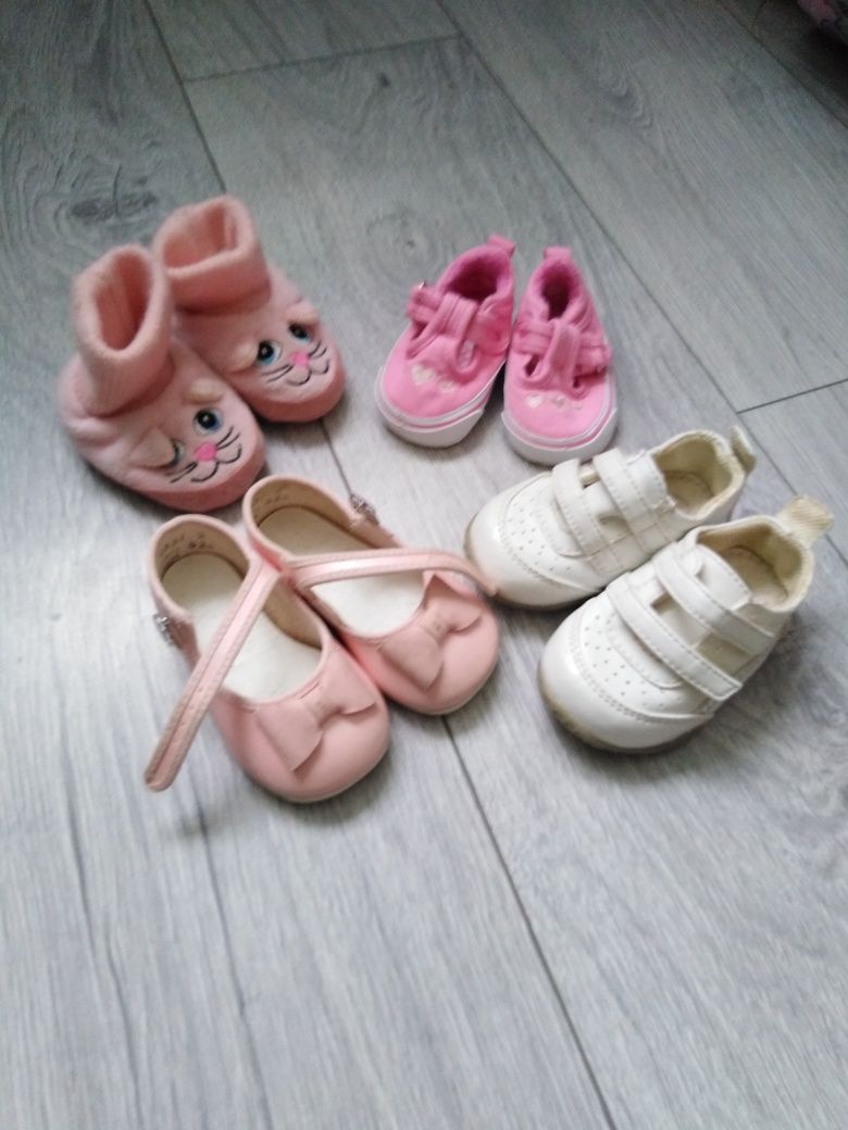 Взуття для дівчинки 1-2 місяці.