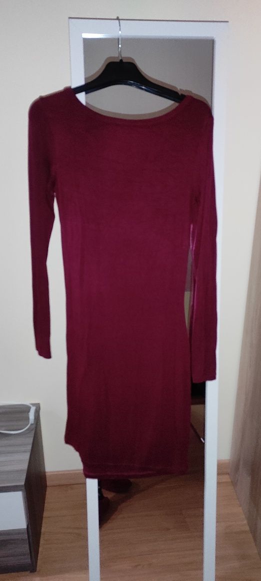 Vestidos vários em tom bordeaux/vermelho