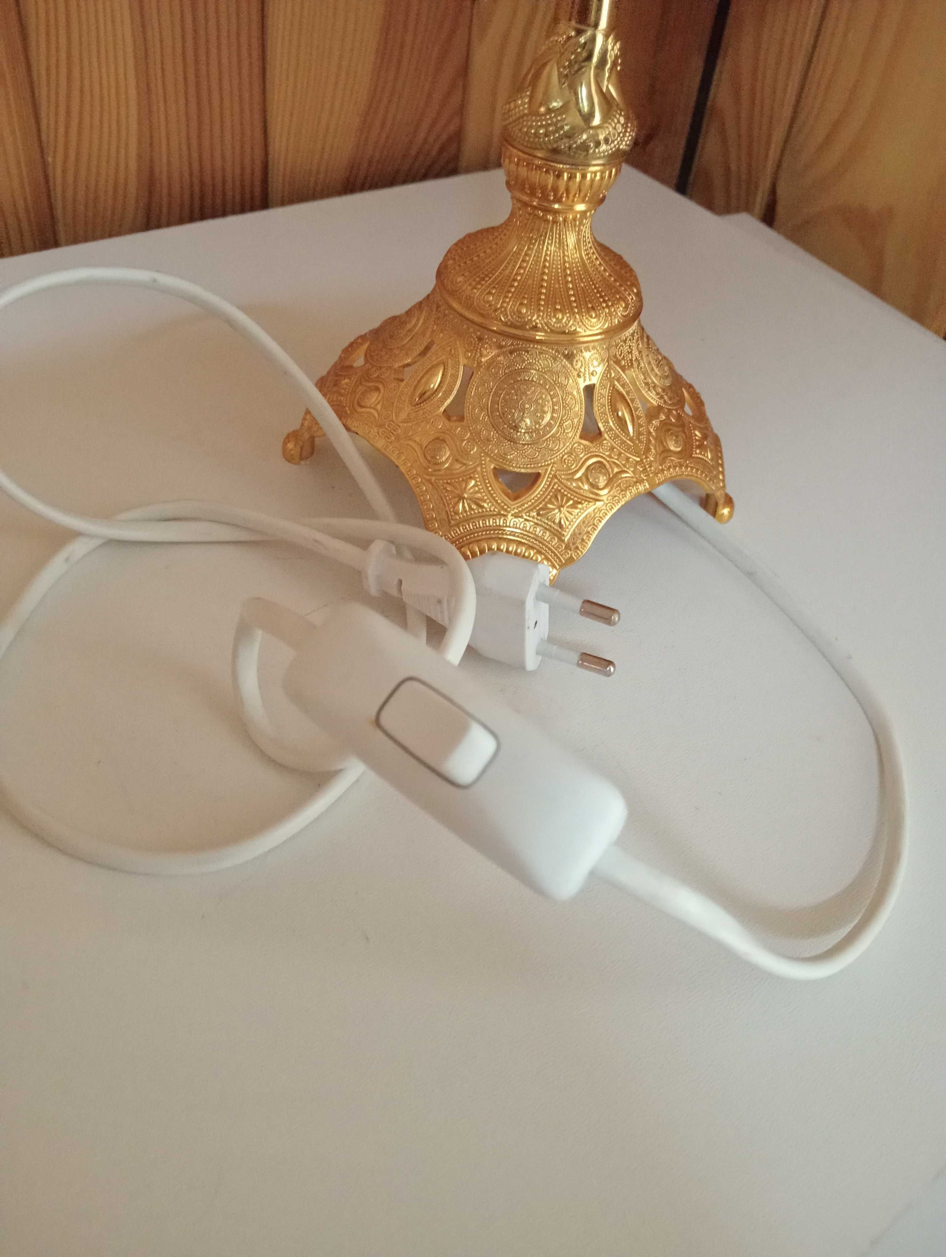 Lampka stołowa w kolorze złotym