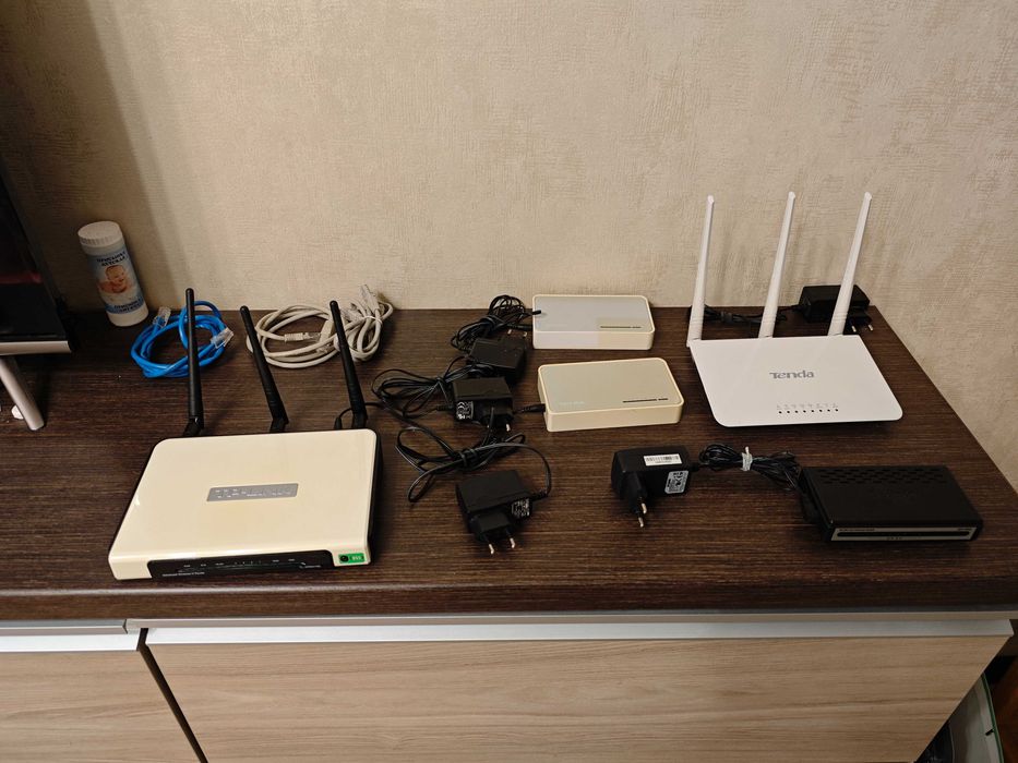 Маршрутизатор Комутатор  TP-Link Tenda