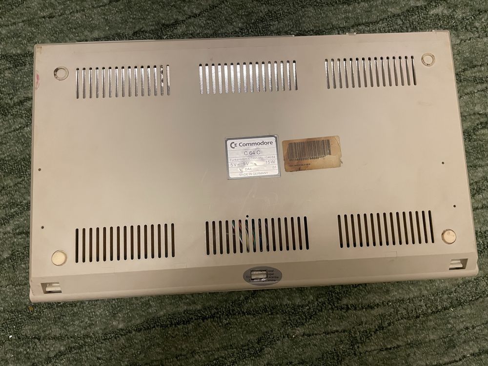 Commodore C64C + oryginalny zasilacz – retro komputer