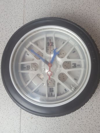 Relógio  grande de parede  fora do vulgar em formato  jante e pneu Aut