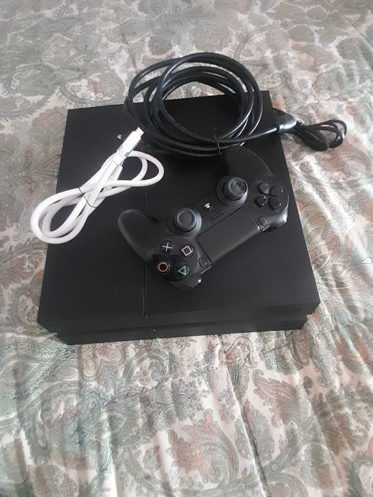 Playstation 4 com comando em bom estado