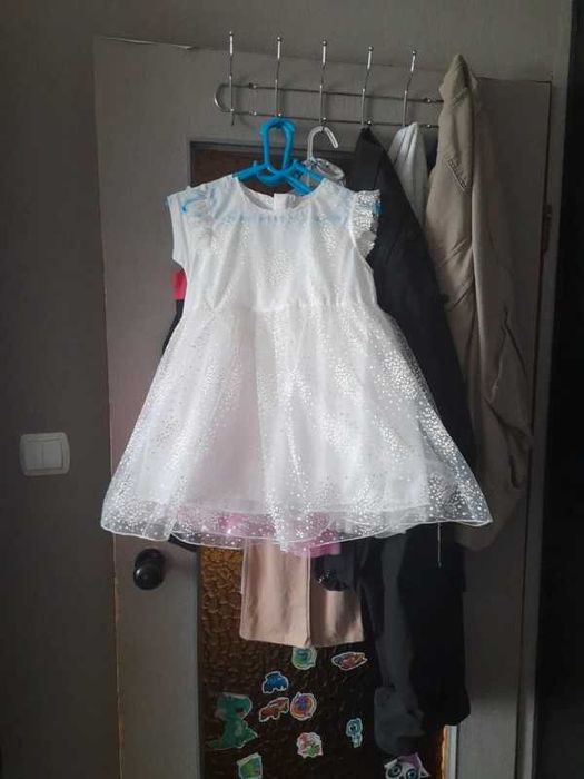 Biala sukienka z motylem 116