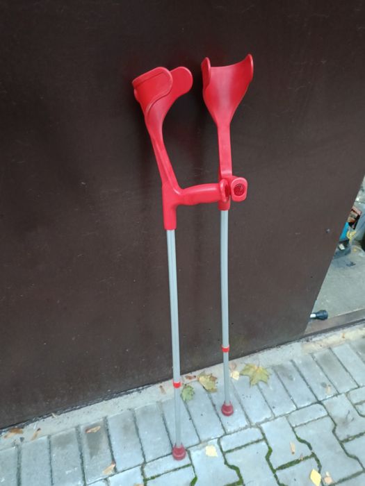 Kule ortopedyczne łokciowe – różne kolory, regulacja 145–195 cm

Na sp