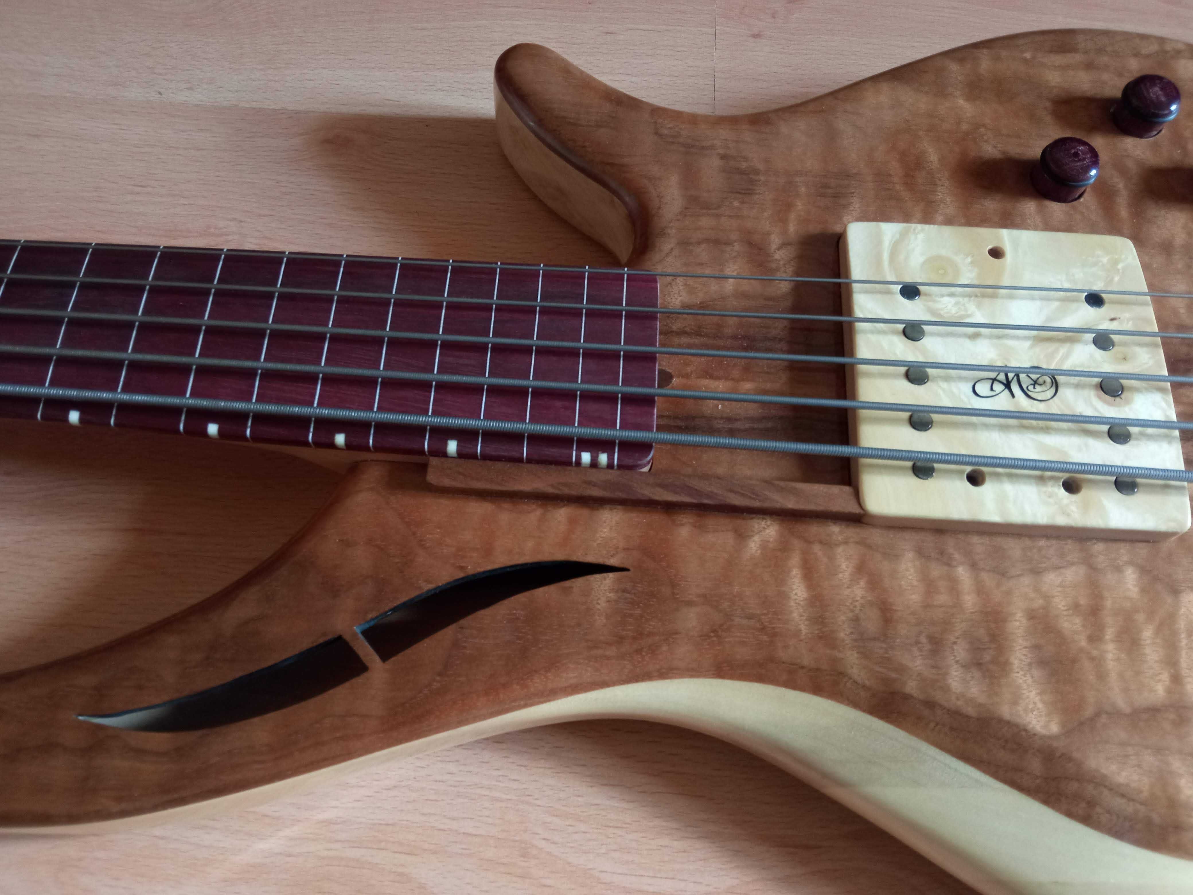 Gitara basowa bass fretless 5 strun semi hollow body