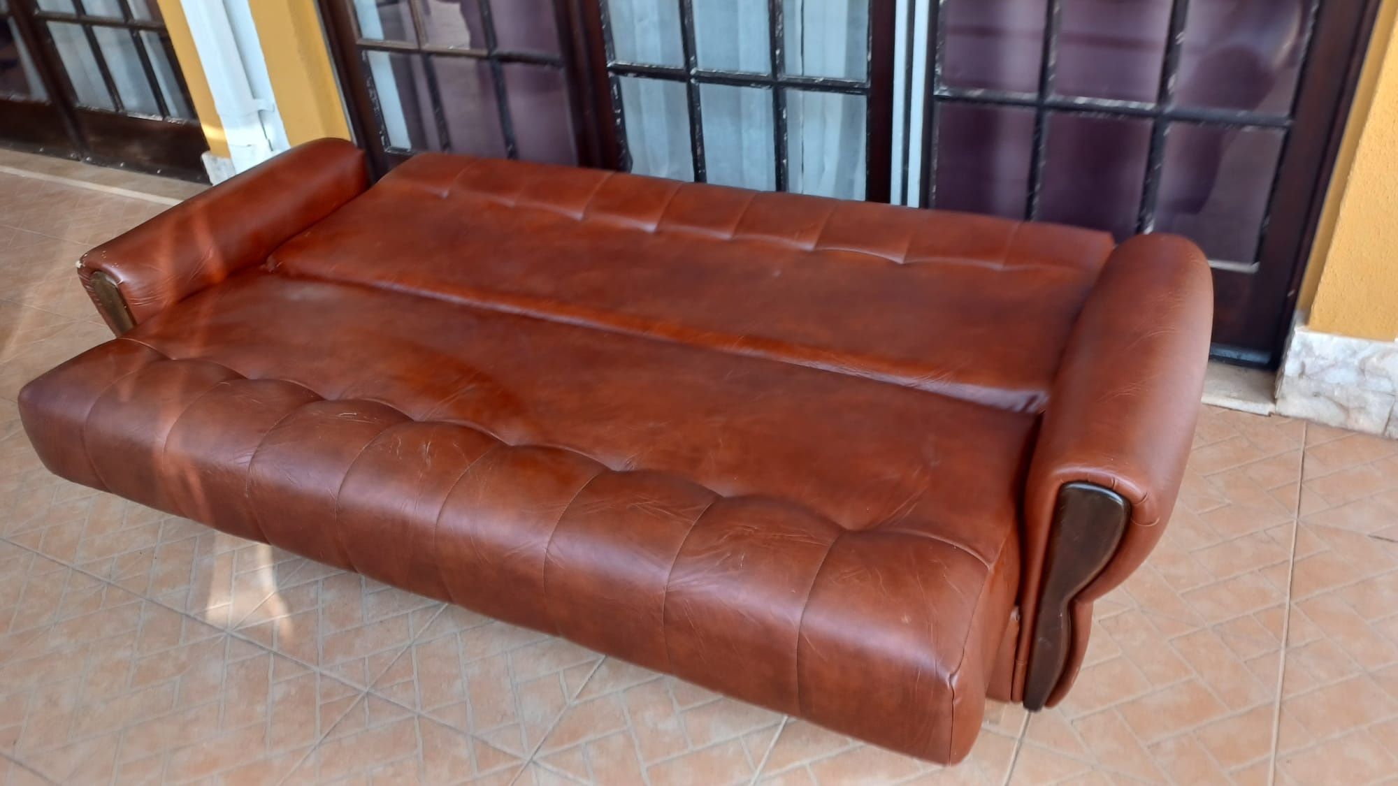 Sofa cama em castanho