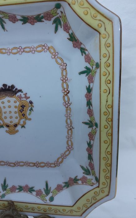 Prato com Brazao , de porcelana Chinesa