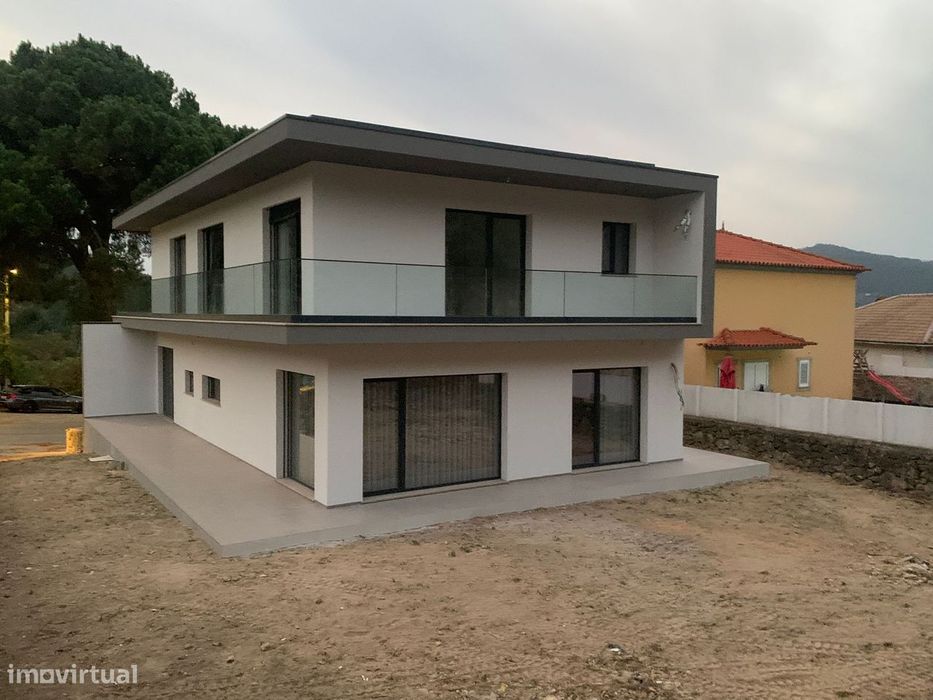 Moradia nova com arquitetura moderna e acabamentos de excelência