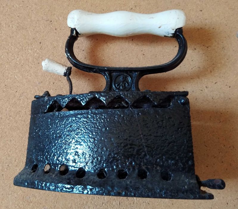 Ferro a carvão antigo