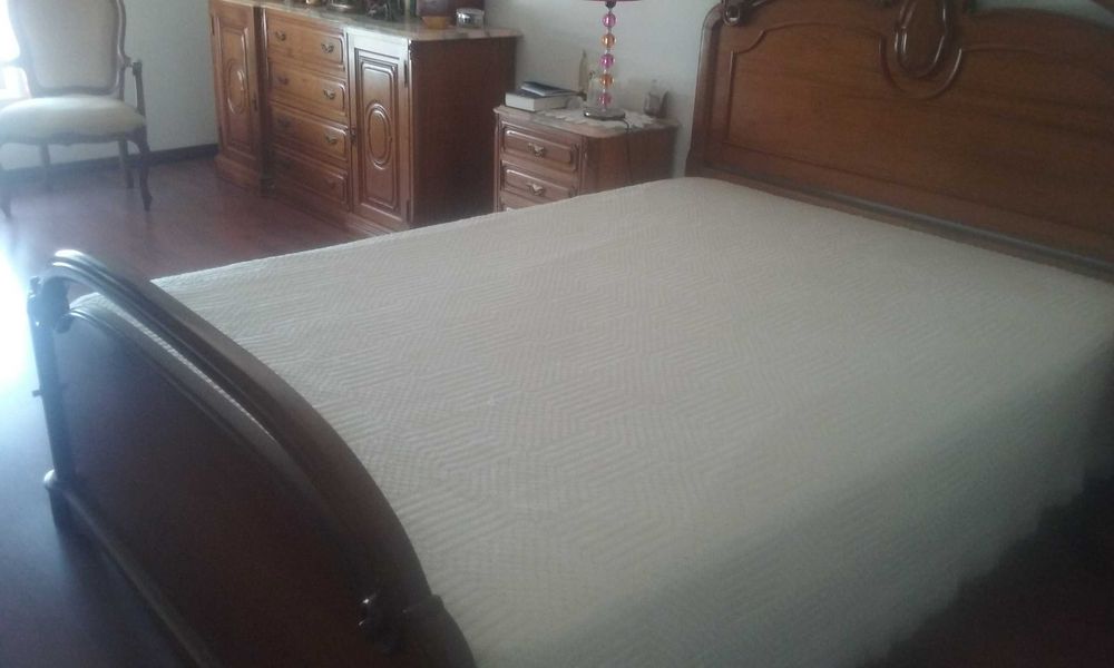 Cama de casal em nogueira