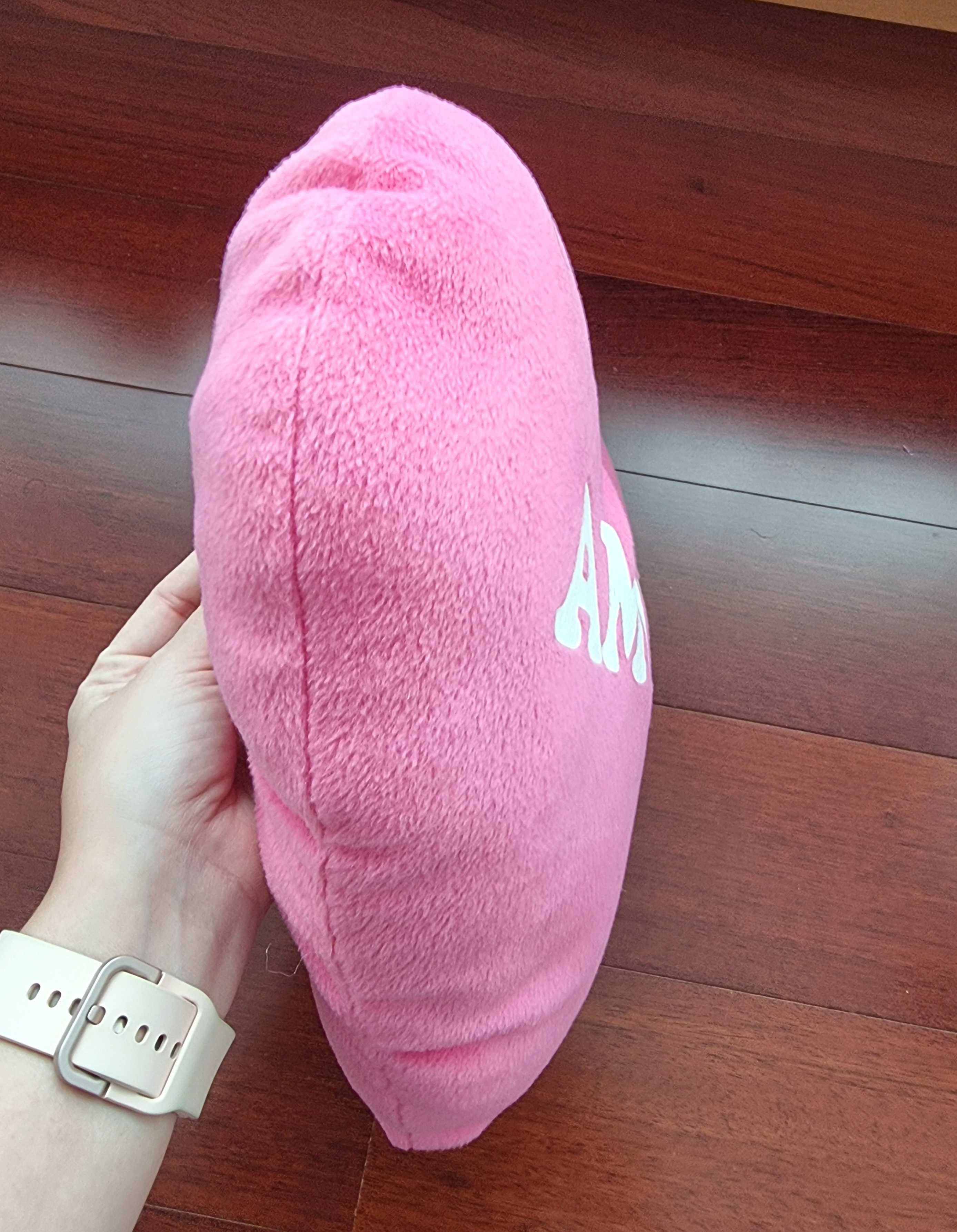 Almofada rosa em formato de coração "AMO-TE"