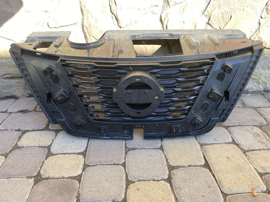 Продам решітку радіаторамнісан Рог.