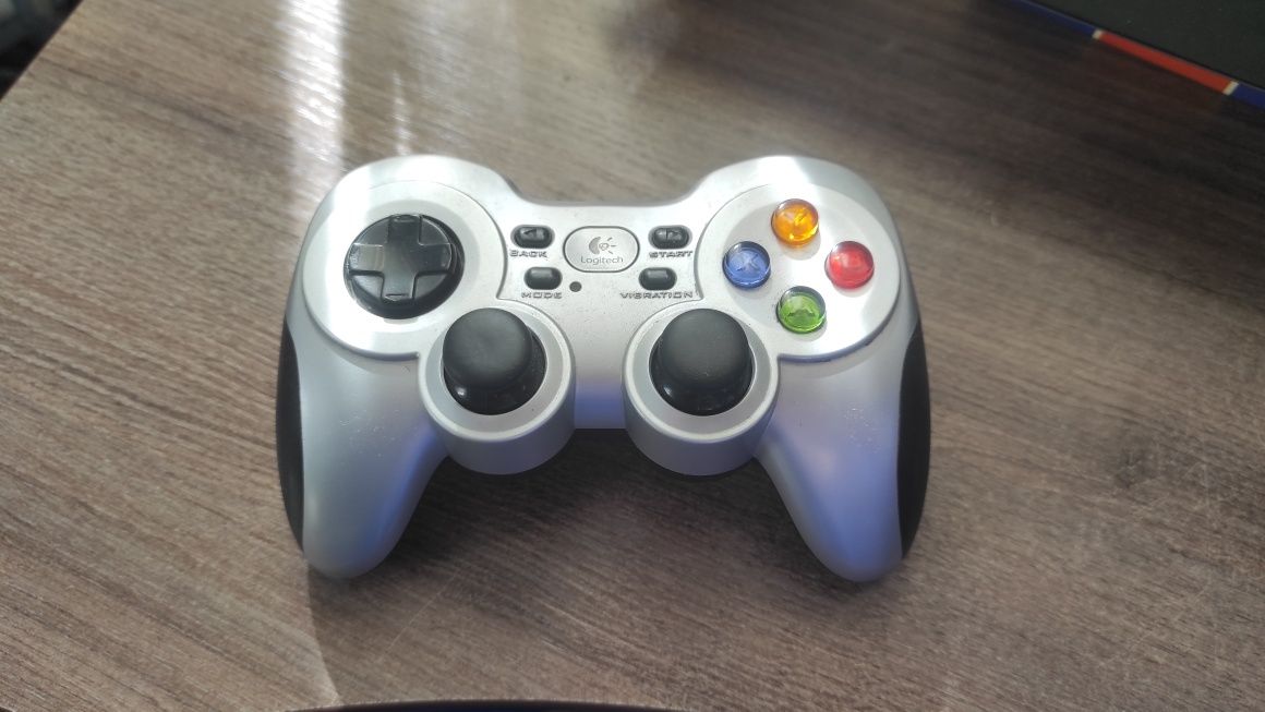 Logitech Gamepad F710