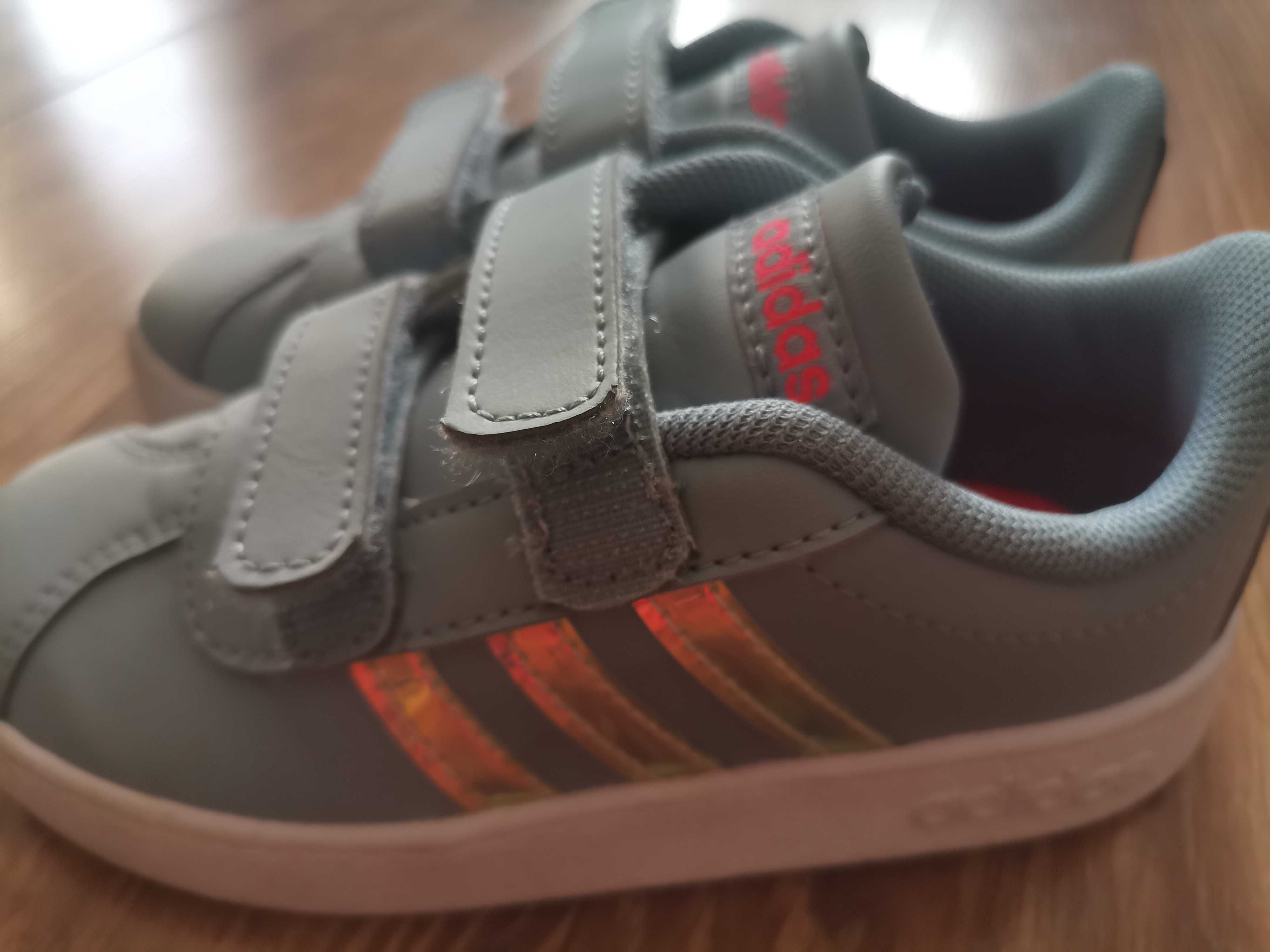 Adidas że znaczkiem holograficznym