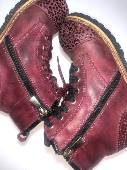 Натуральне хутро всередині, шкіряні ботинки.