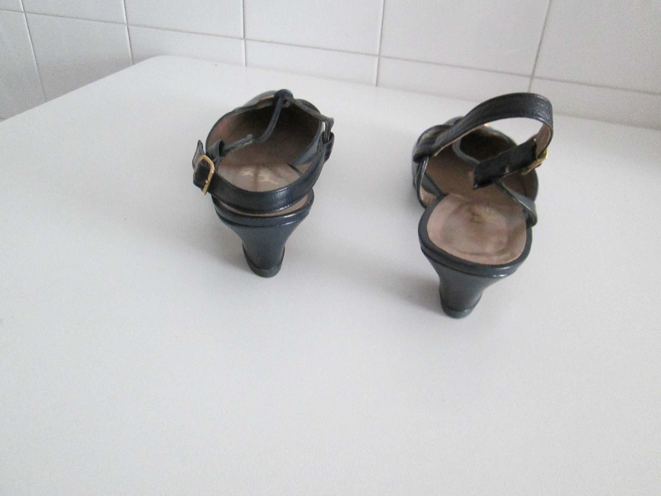 Sapatos azuis escuro em pele tamanho 36