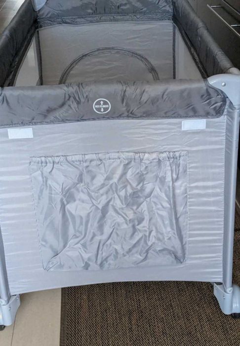 Cama de viagem como nova