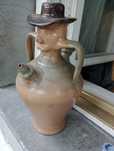 Dzbanek ceramiczny w kształcie postaci lata 80.