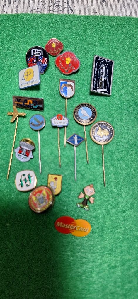 Diversos pins alfinetes pregadeiras