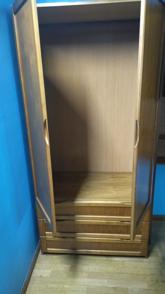 Mobília de quarto em pinho macisso