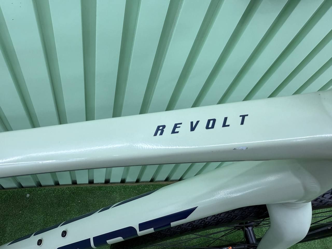 Гравійний велосипед L 28 shimano GRX Giant Revolt 1 2021рік
