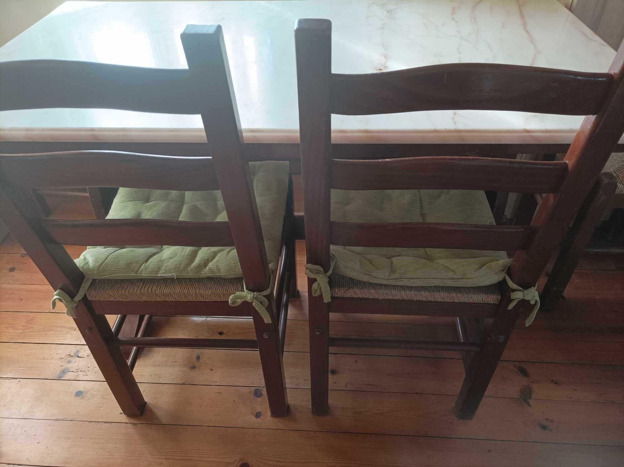Mesa de madeira com tampo em mármore