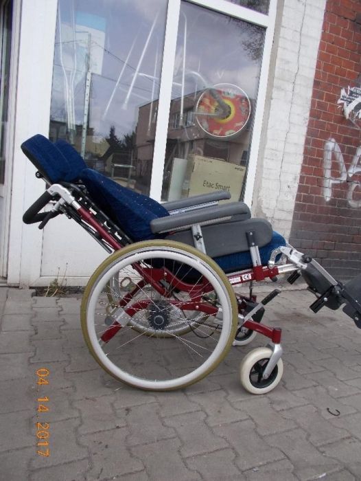 Wózek inwalidzki specjalny z regulacją oparcia i siedziska