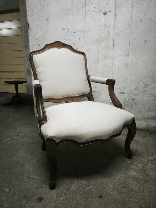 Cadeirão Bergere estofada a linho