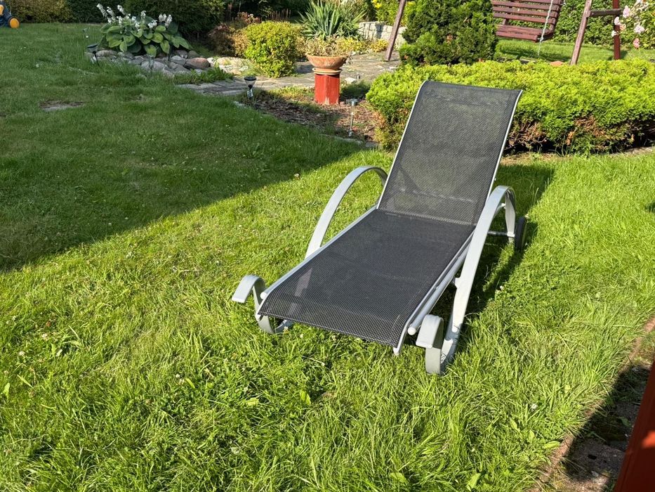 Leżak ogrodowy idealny na relaks.
