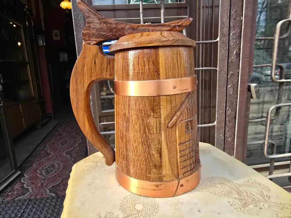 Stary drewniany kufel z pozytywką młyn