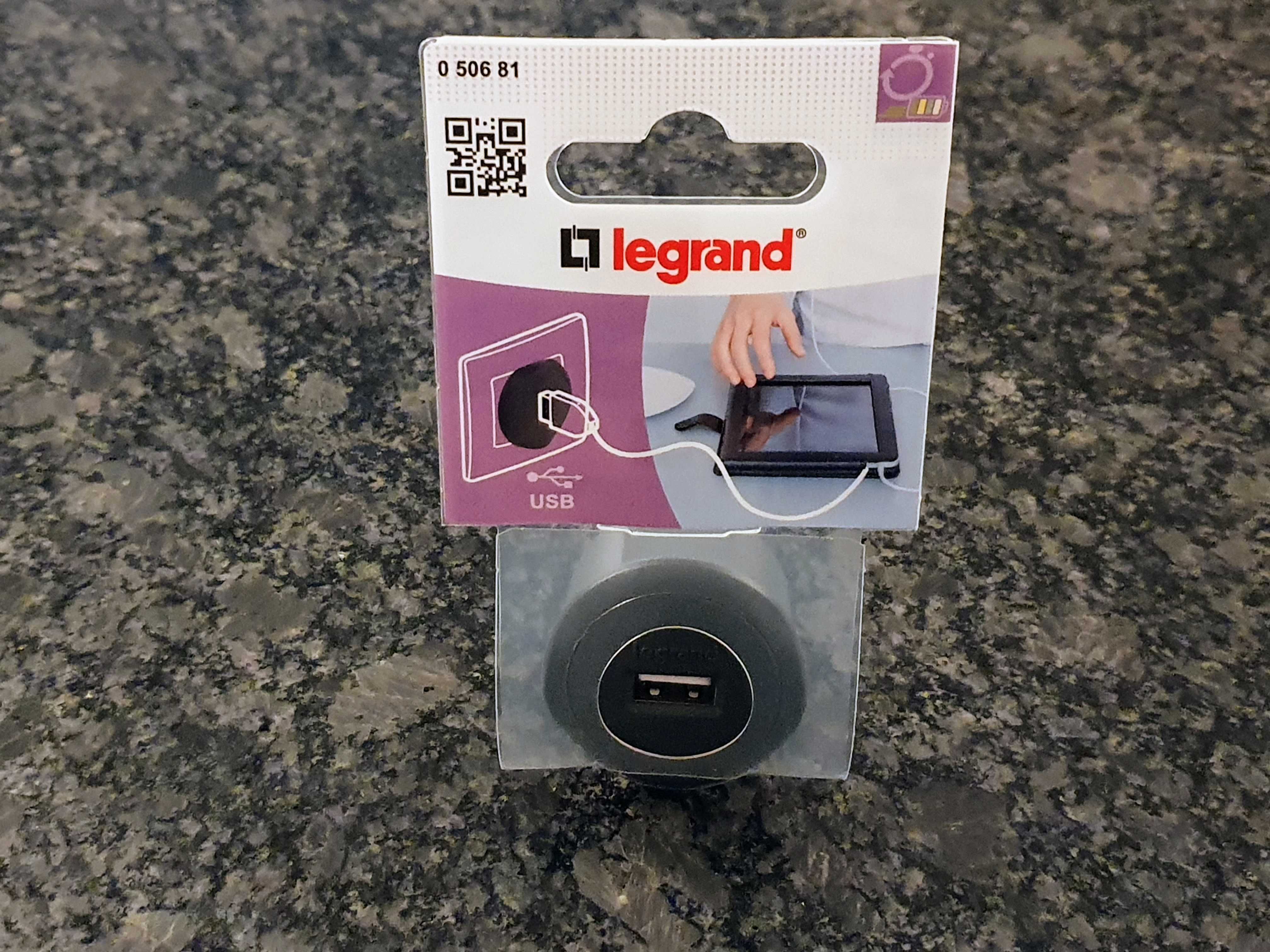 Legrand 50681 Adapter / Ładowarka USB 5V/1.5A 7.5W do Gniazdka 230V