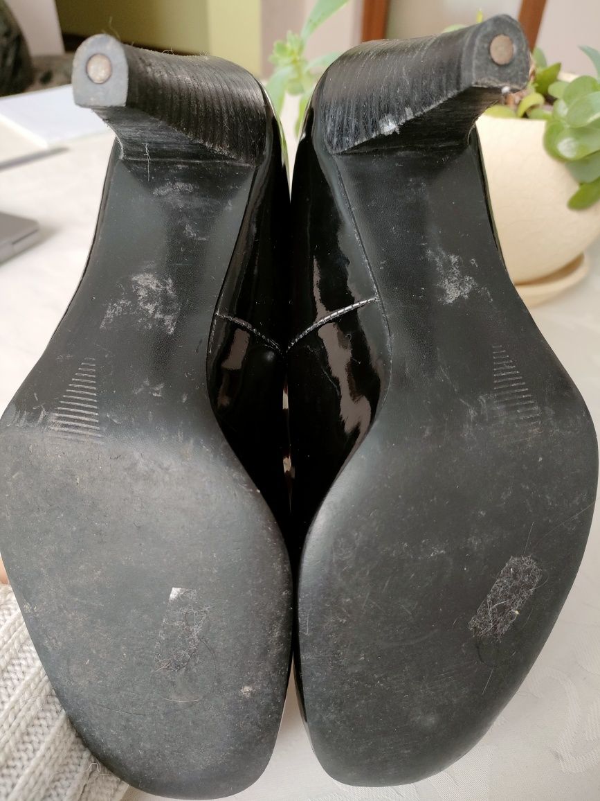 Жіночі чорні туфлі шкіряні лаковані мешти 38розмір вживані б/у