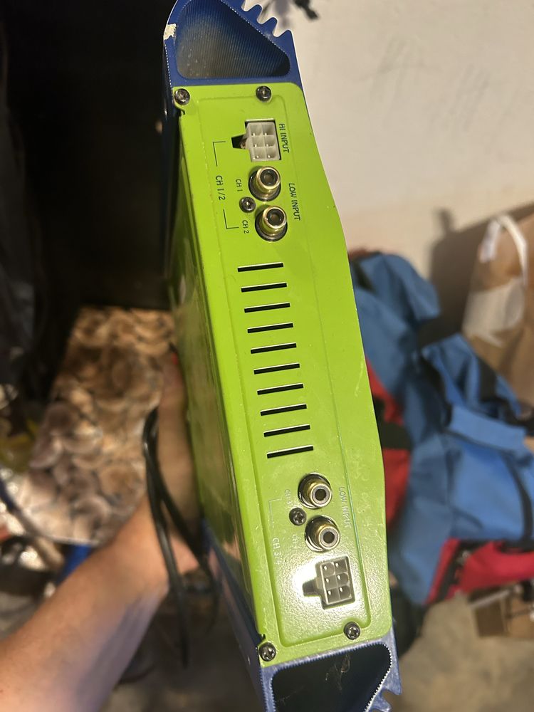 Продам сабвуфер с усилителем  Magnat 400w..