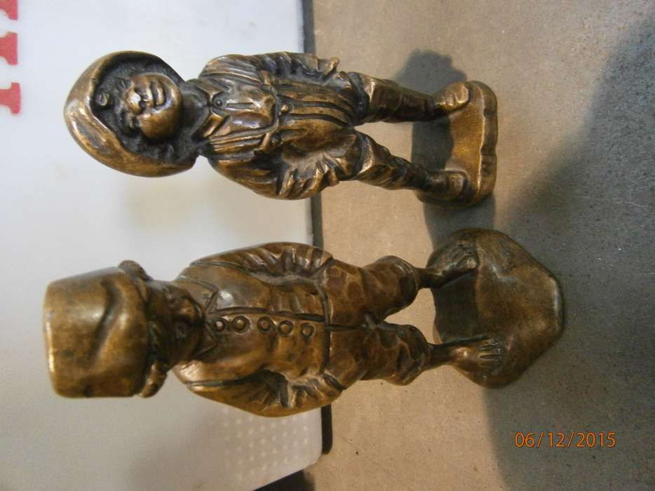 Figurki z brązu sygnowane