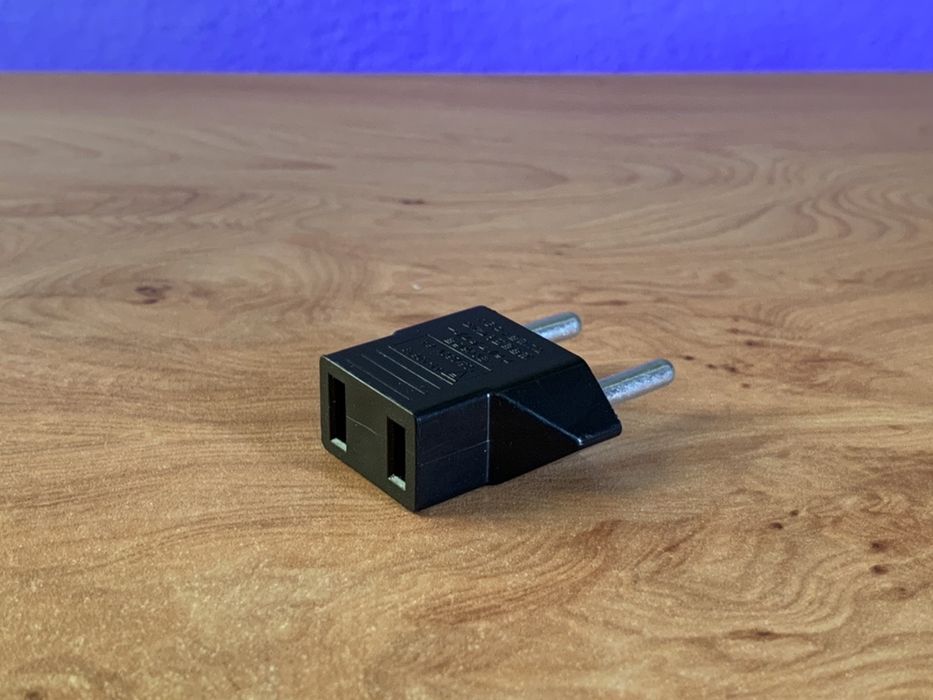 Adaptador p/ tomada US/EU **novo**