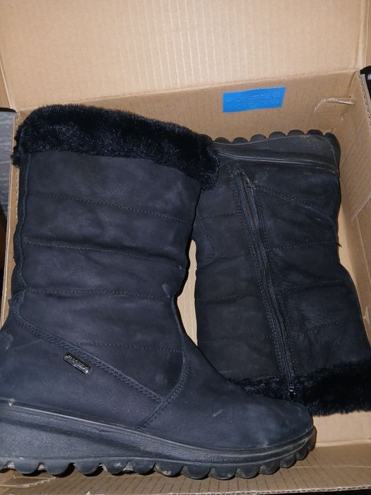 Продам тёплые угги 36-37р