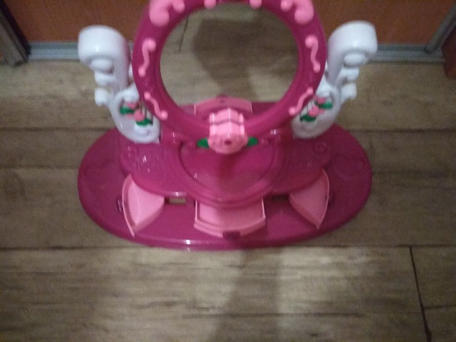 Toaletka grająca i świecąca